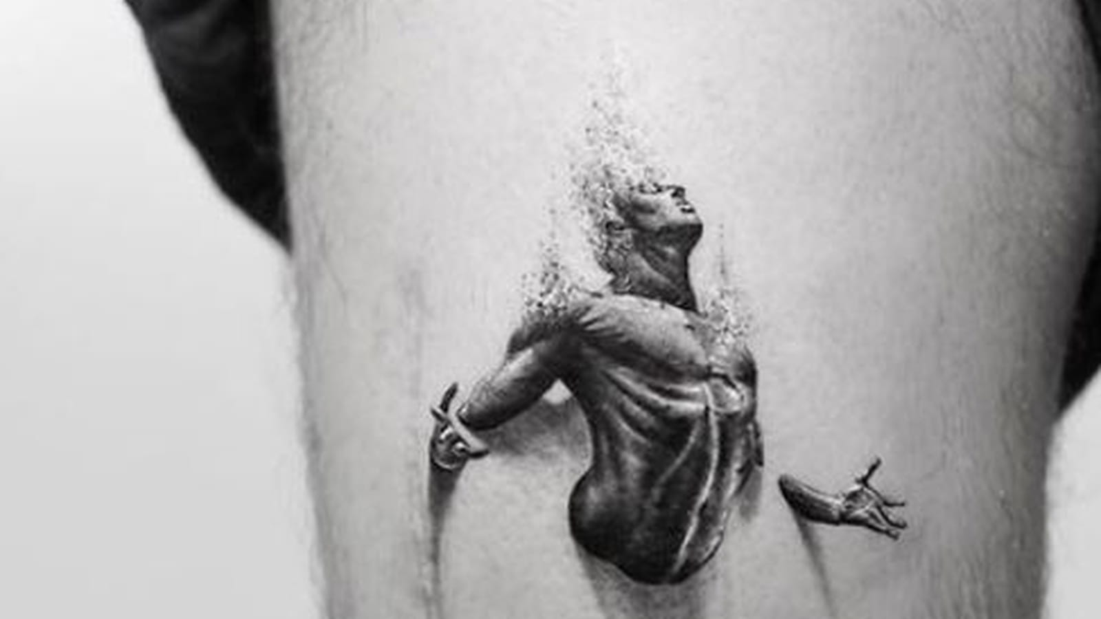 Statue humaine 3D sur la cuisse
