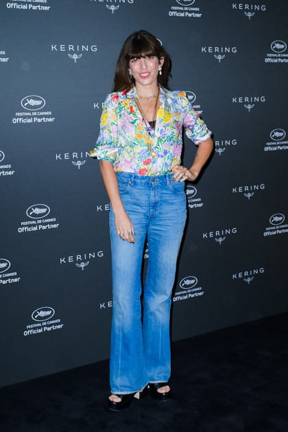 Lou Doillon en jean et chemisier &agrave; fleurs