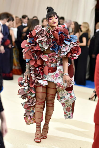 Rihanna en robe &agrave; fleurs Comme des Gar&ccedil;ons et sandales &agrave; lani&egrave;res