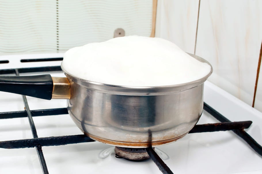 Comment faire bouillir du lait sans débordement ?