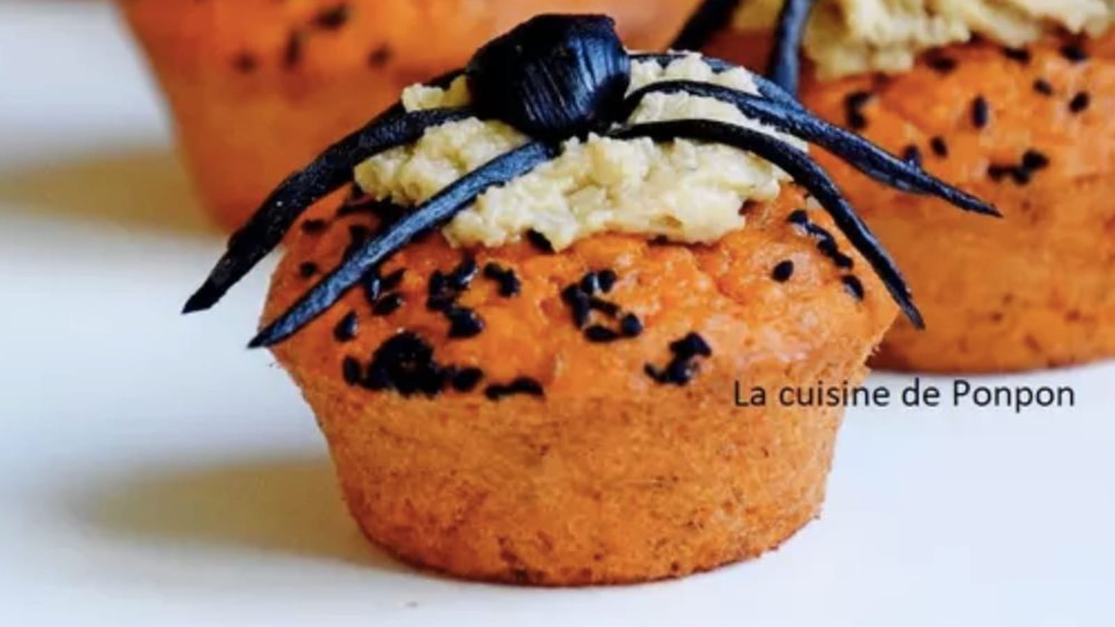 Cupcake aux tomates, chantilly de noix de cajou et araignée d'ail noir....