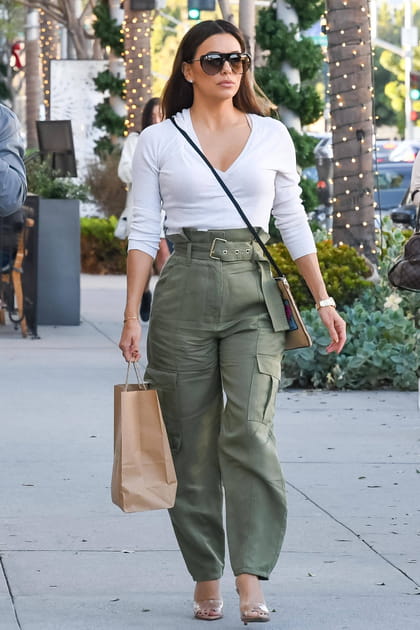 Eva Longoria en pantalon kaki à poches et haut blanc