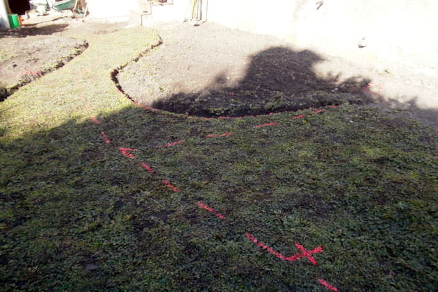 Marquages au sol sur l'ancienne pelouse