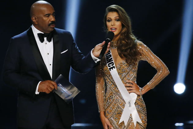 Iris Mittenaere au micro de l'animateur de la cérémonie