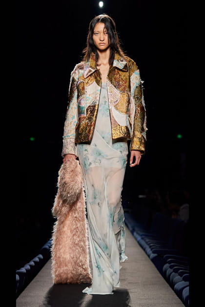 Veste patchwork et robe bleue transparente imprim&eacute;e aper&ccedil;ues sur le d&eacute;fil&eacute; Dries van Noten
