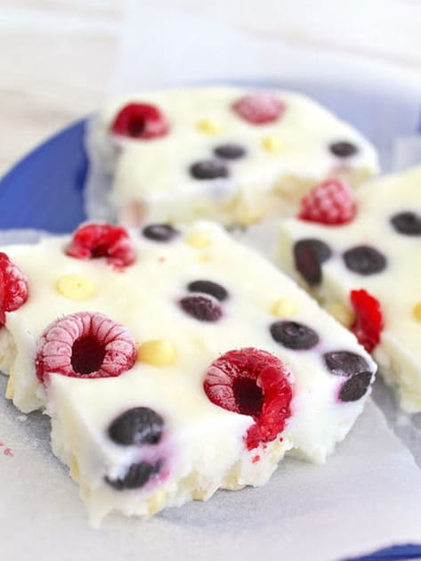 Yaourt glac&eacute; aux framboises et myrtilles