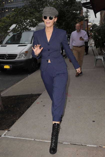 Blake Lively en costume bleu à rayures