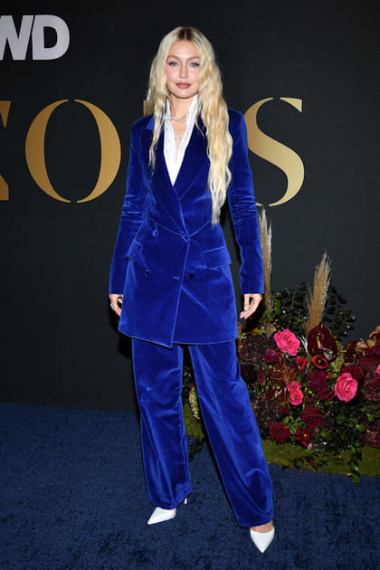 Gigi Hadid en costume bleu de velours