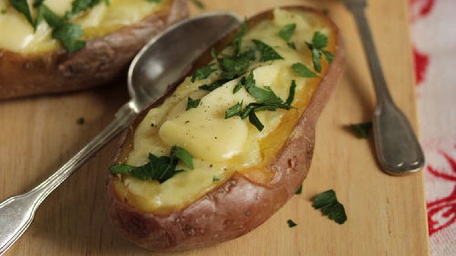 Pommes de terre farcies au chevrotin et aux oignons