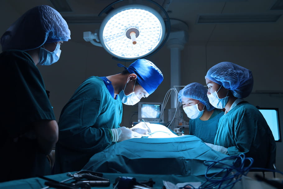 Un chirurgien poursuivi pour avoir gravé ses initiales sur le foie de ses patients