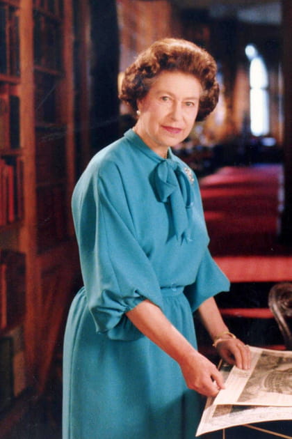 La reine Elizabeth II en robe bleue col lavallière