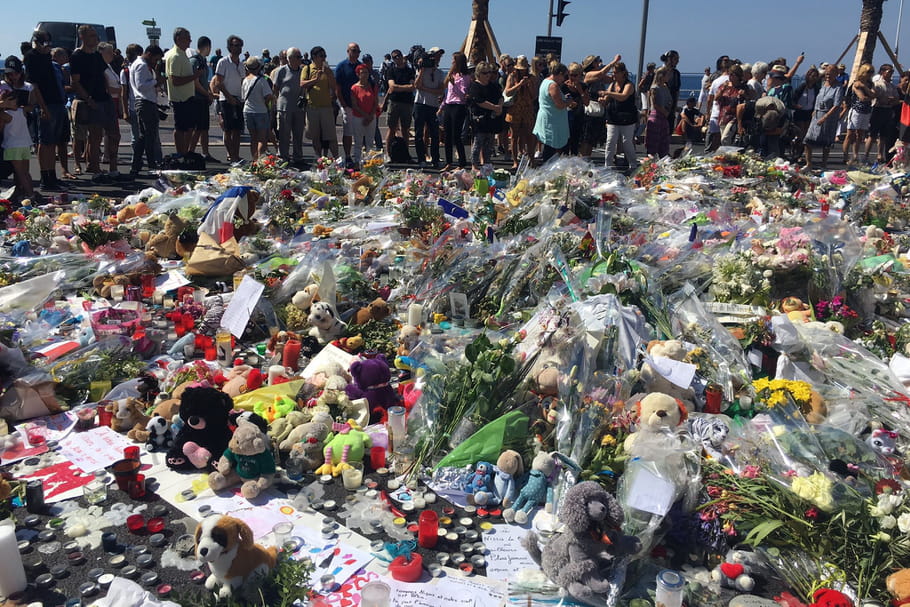Attentat De Nice La Promenade Des Anglais Recouverte De Fleurs