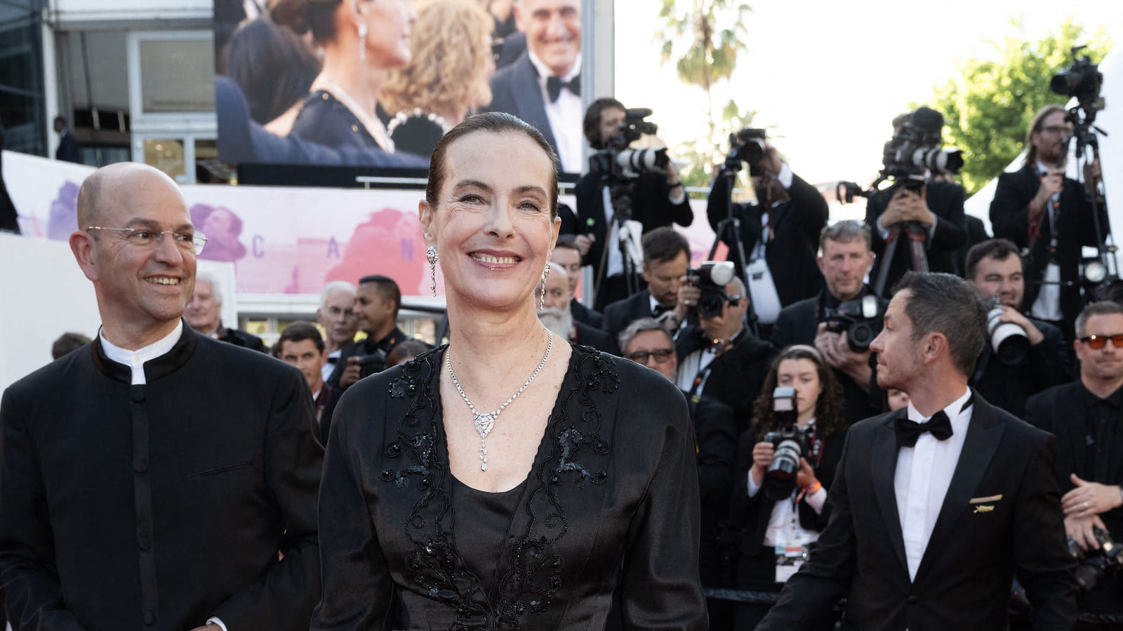 Carole Bouquet est plus royale que jamais dans sa robe de princesse, Charlene de Monaco s'affiche telle une déesse grecque...