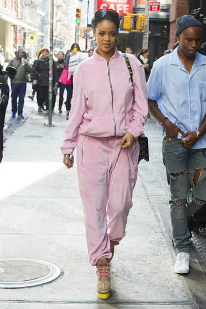 Rihanna en ensemble sporty rose