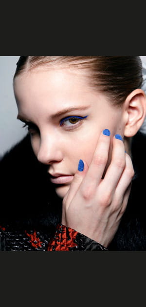 Manucure&nbsp;: bleu velours