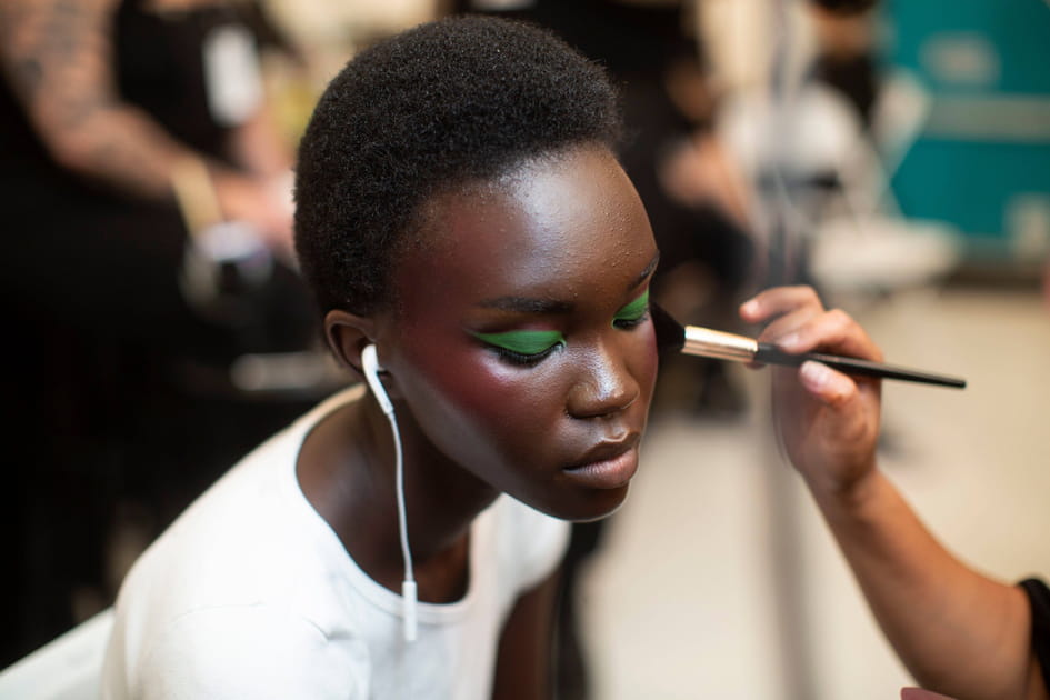 Les aplats de couleur pop sur les paupi&egrave;res