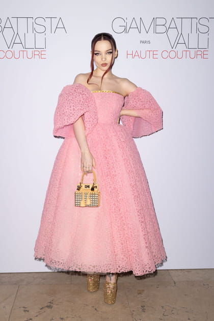 Dove Cameron au d&eacute;fil&eacute; Giambattista Valli