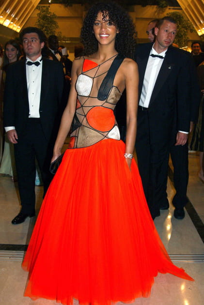 No&eacute;mie Lenoir en robe rouge &agrave; l'imprim&eacute; arty