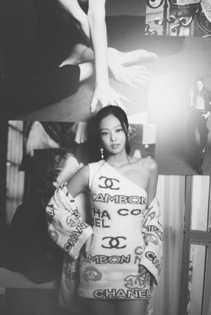 Jennie en robe &agrave; imprim&eacute; au d&eacute;fil&eacute; Chanel printemps-&eacute;t&eacute; 2023
