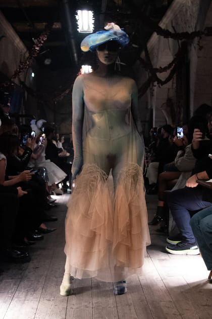 Robe transparente à volants aperçue sur le défilé Maison Margiela haute couture