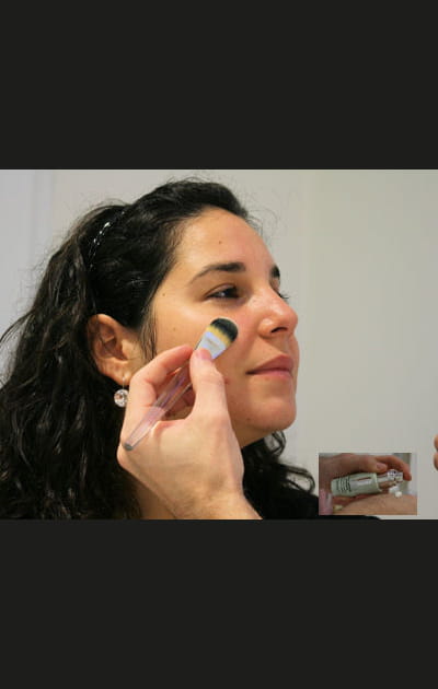 Les pores&nbsp;: l'application du s&eacute;rum unifiant et lissant