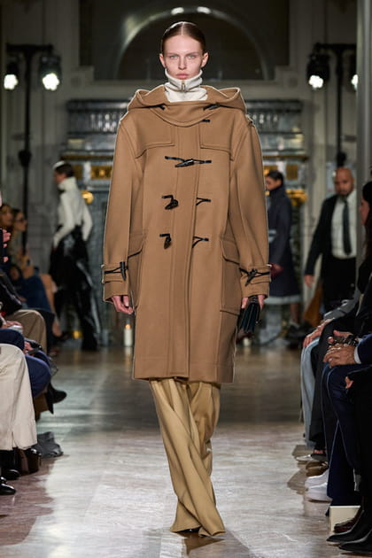 Duffle-coat camel et pantalon large aperçus sur le défilé Victoria Beckham