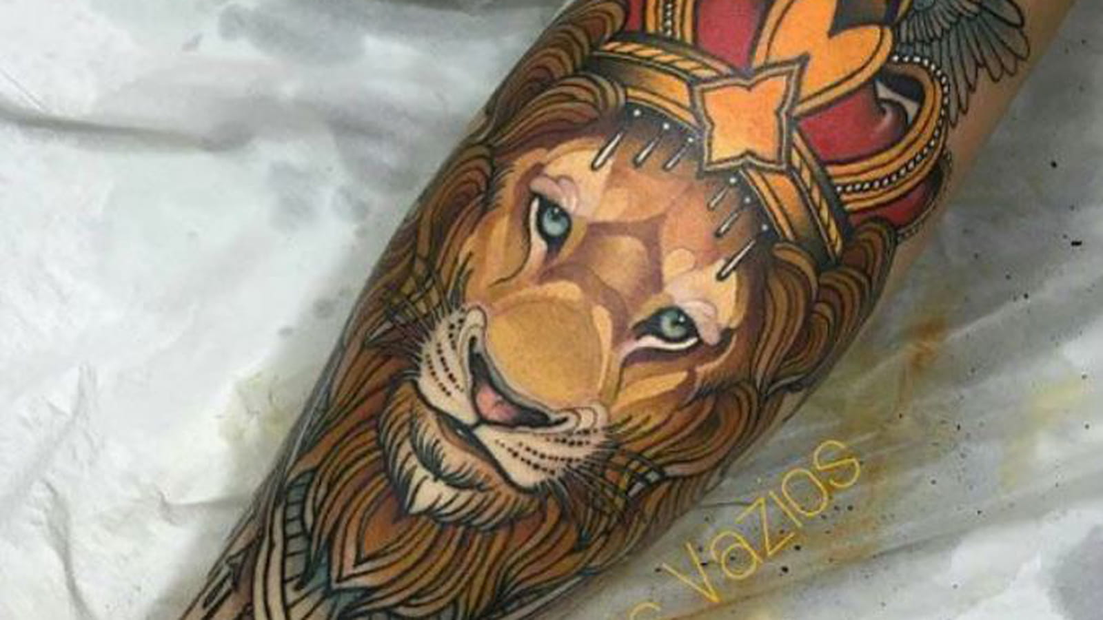 Lion royal sur le mollet