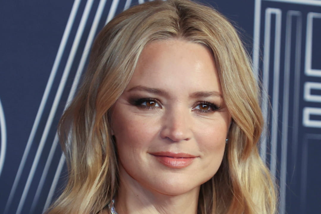 Le regard charbonneux de Virginie Efira