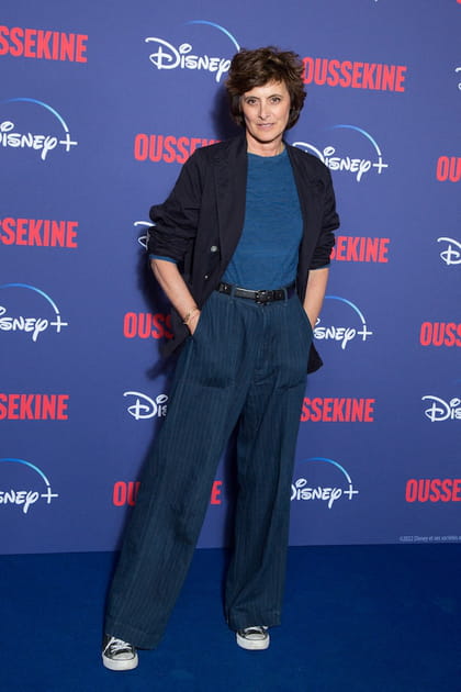 Ines de la Fressange en top bleu et pantalon à rayures
