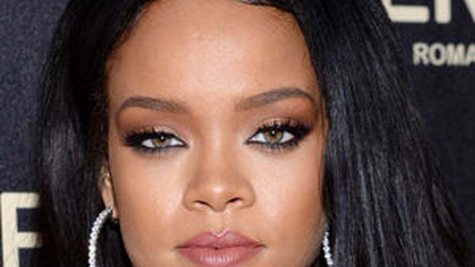 Le make-up cuivré de Rihanna