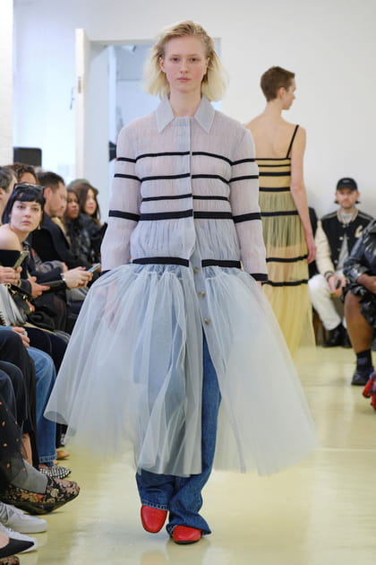 Robe bleu pastel ray&eacute;e et jean large aper&ccedil;us sur le d&eacute;fil&eacute; Molly Goddard