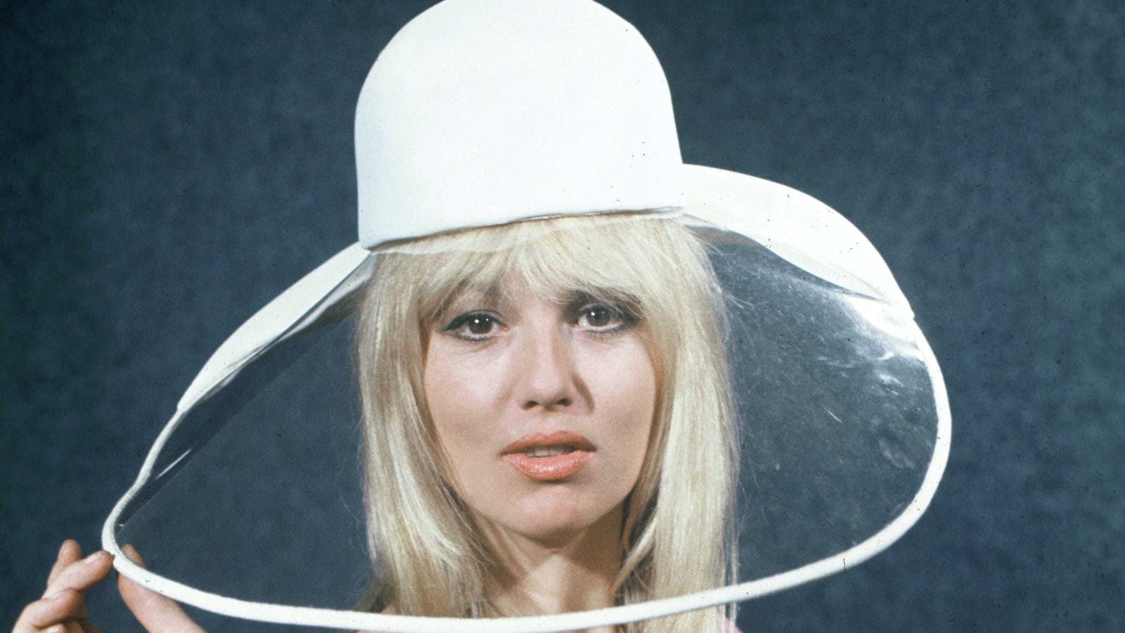 Mylène Demongeot capte l'objectif en 1969