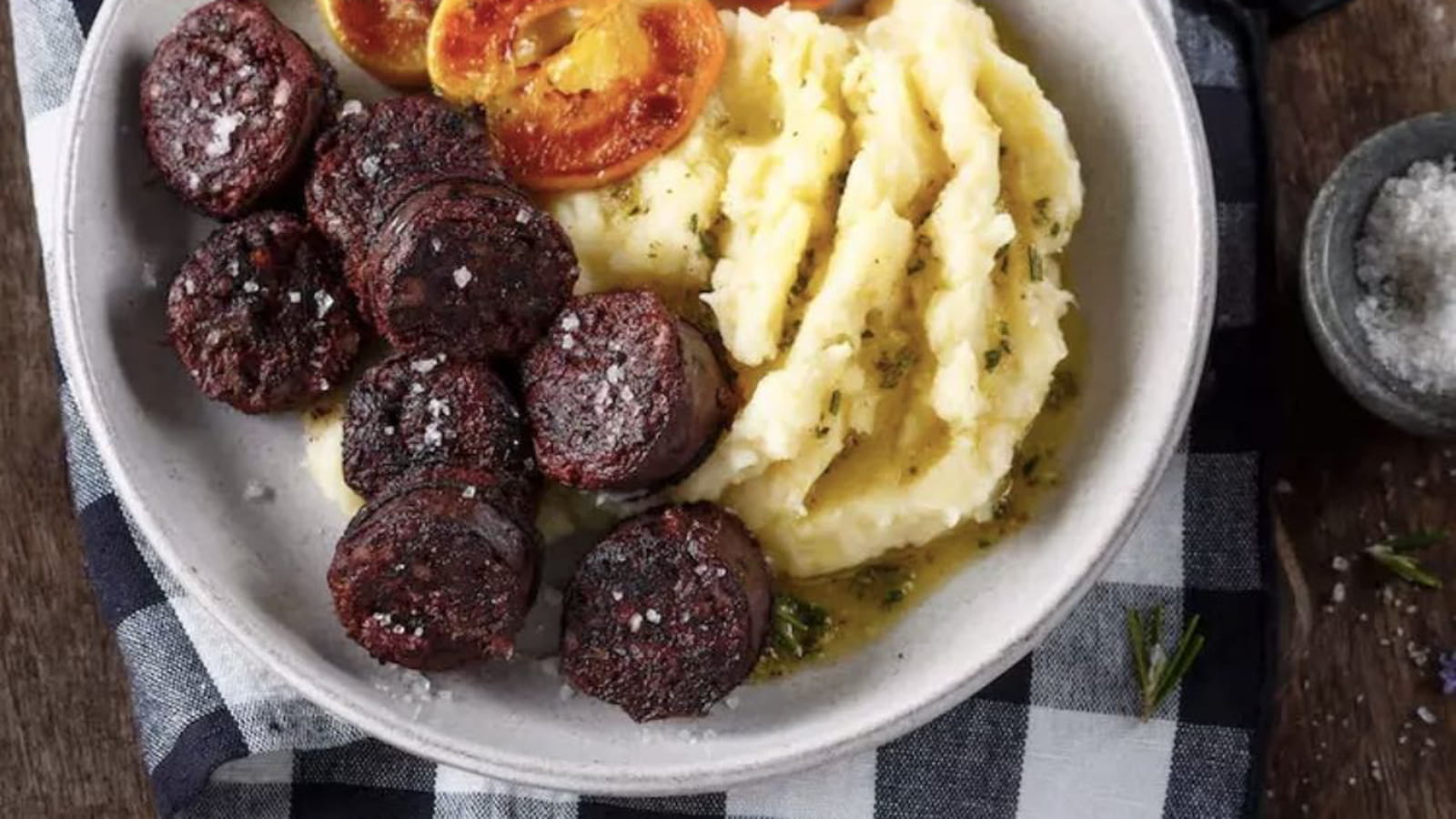 Boudin noir aux pommes accompagné de ses deux purées panais et pomme de terre
