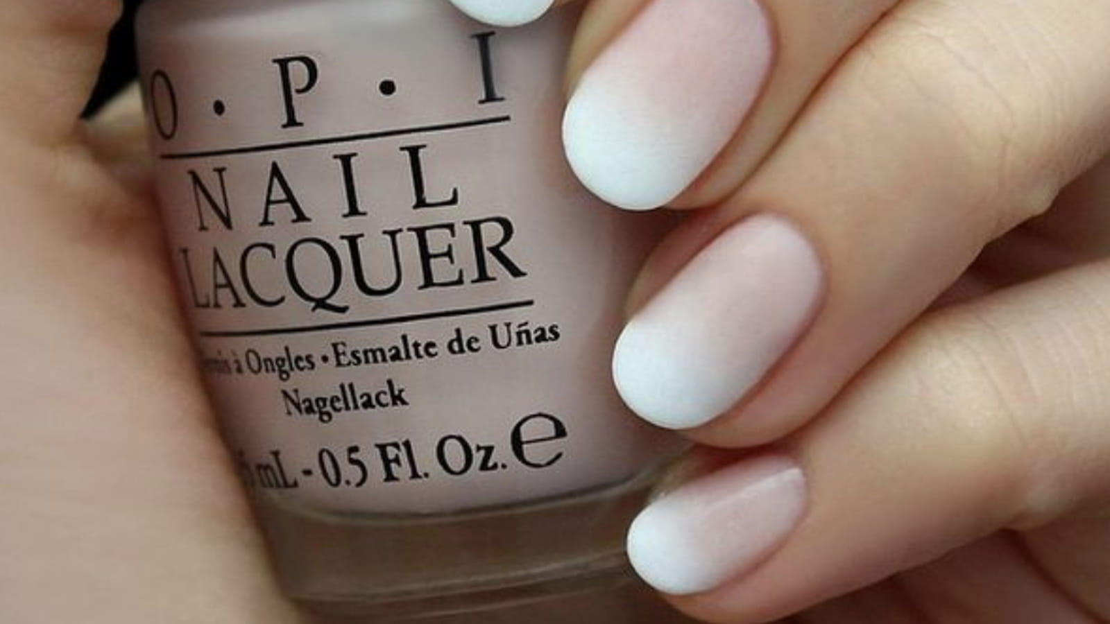 Une manucure Babyboomer matte