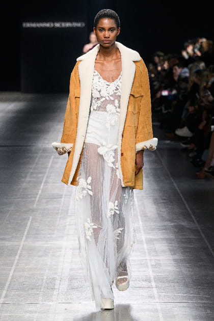 Robe en dentelle transparente blanche et veste en daim aper&ccedil;ue sur le d&eacute;fil&eacute; Ermanno Scervino