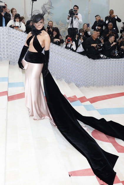 Jennifer Lopez en robe longue au décolleté plongeant