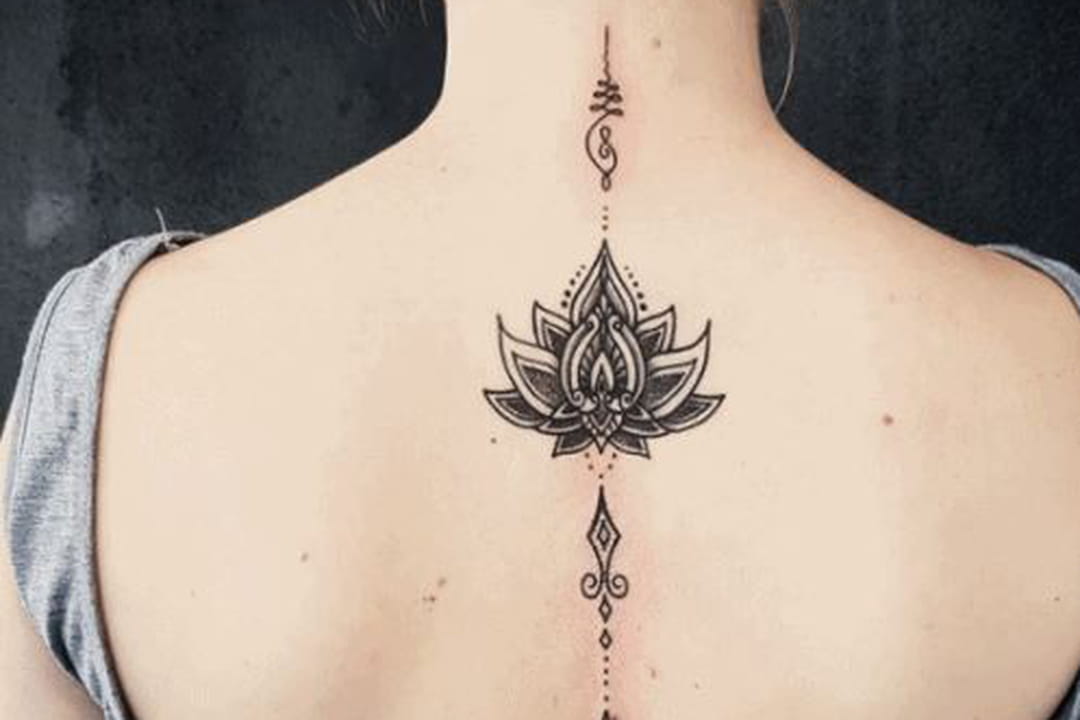 Fleur de lotus mandala sur la colonne vertébrale