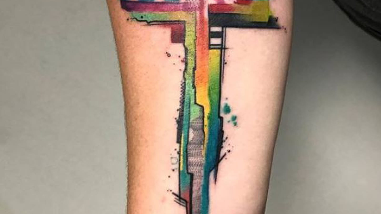 Croix multicolore sur le bras