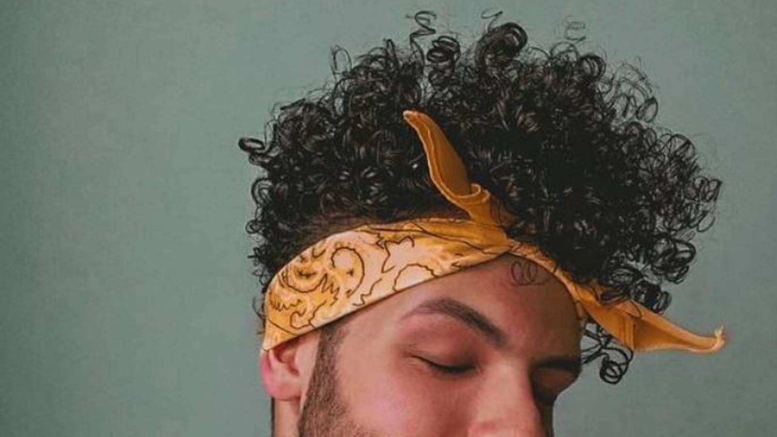 Les cheveux frisés et bandana