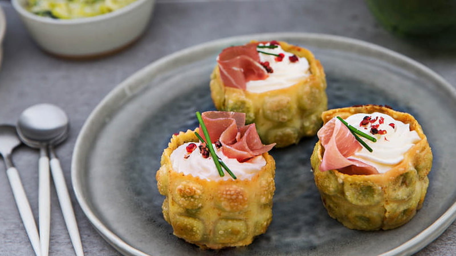 Cups de ravioles croustillantes, jambon, fondue de poireau et chèvre