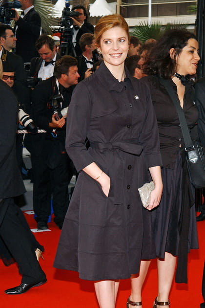 Chiara Mastroianni en trench noir &eacute;l&eacute;gant