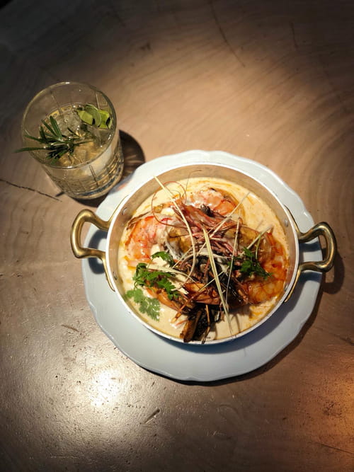 Gambas en cassolette, lait de coco citronnelle, et riz créole & Old Kaffir