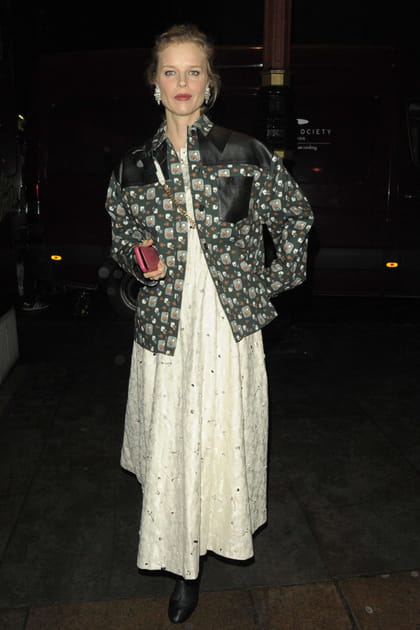 Eva Herzigova en robe blanche