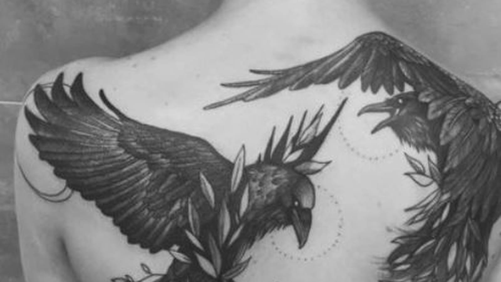 Corbeau sombre dans le dos