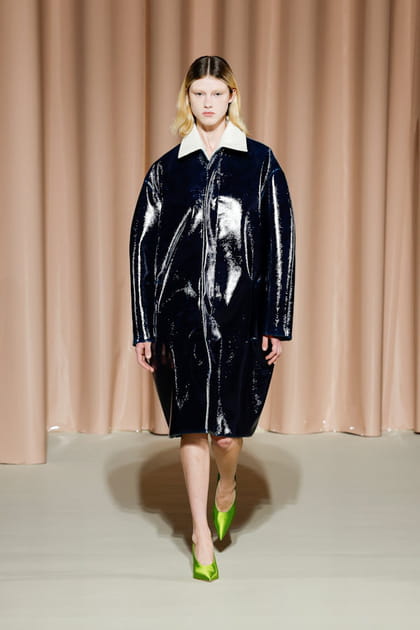 Manteau en cuir cir&eacute; et escarpins fluo aper&ccedil;us sur le d&eacute;fil&eacute; Philosophy di Lorenzo Serafini