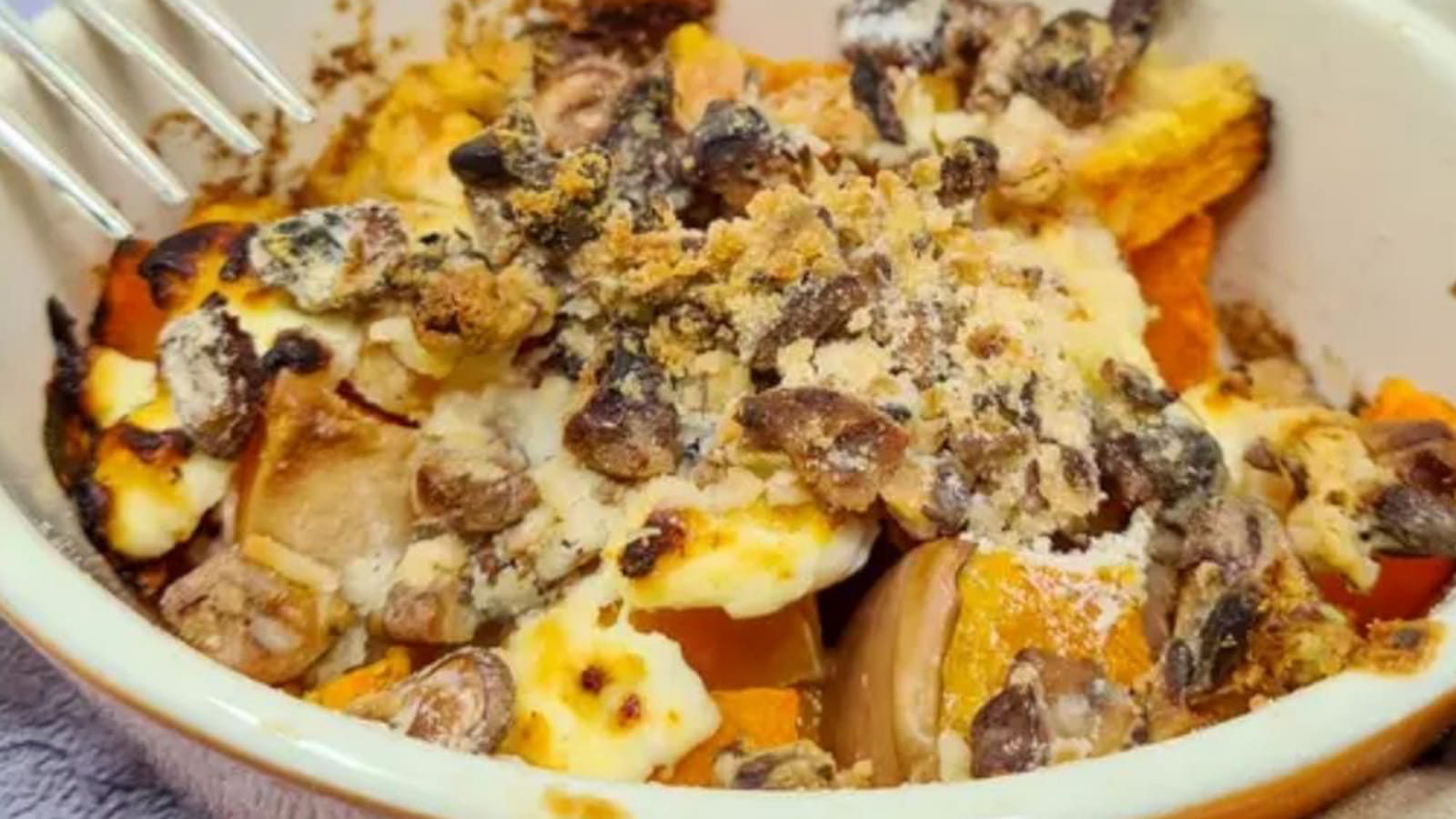 Crumble de courge butternut, chèvre et noix