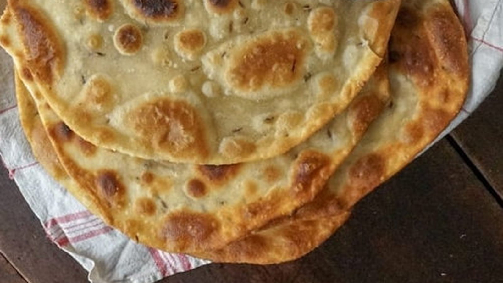 Pain plat frit au cumin et à l’ail