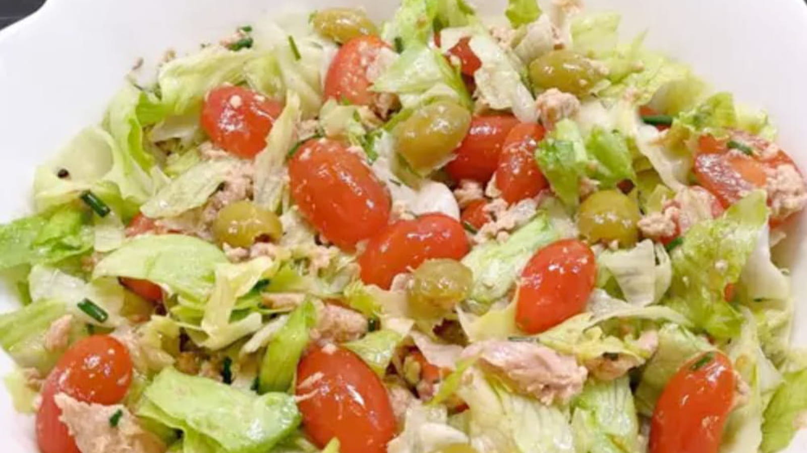 Salade aux tomates cerises, thon et olives