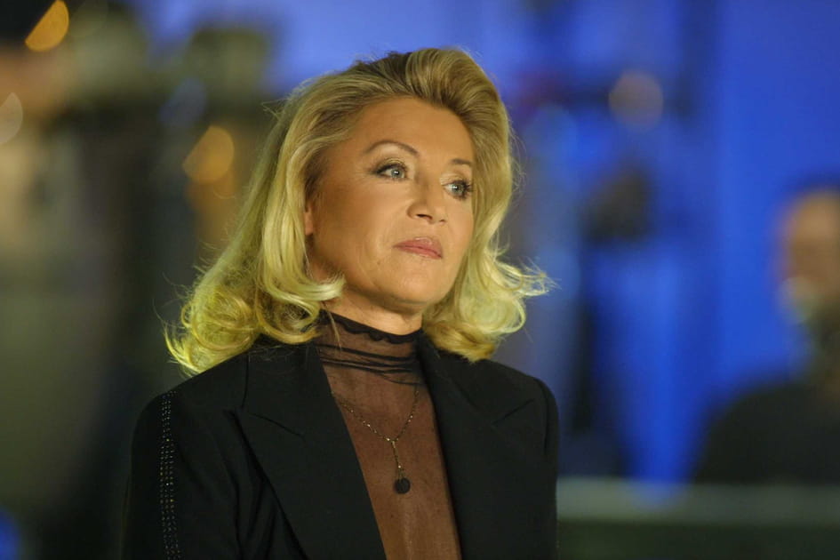 Sheila, rayonnante avec sa coloration or