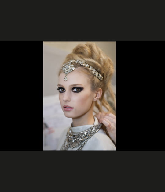 Des yeux noirs en forme d'amande